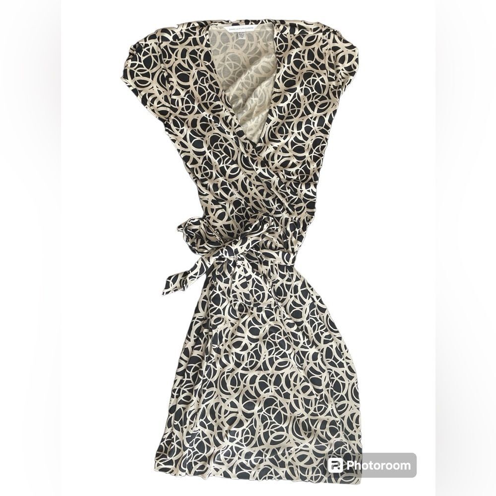 ❤️  Diane Von Furstenberg 100% Silk Short Cap Sleeve Wrap  Dress ~ Size 10 ❤️